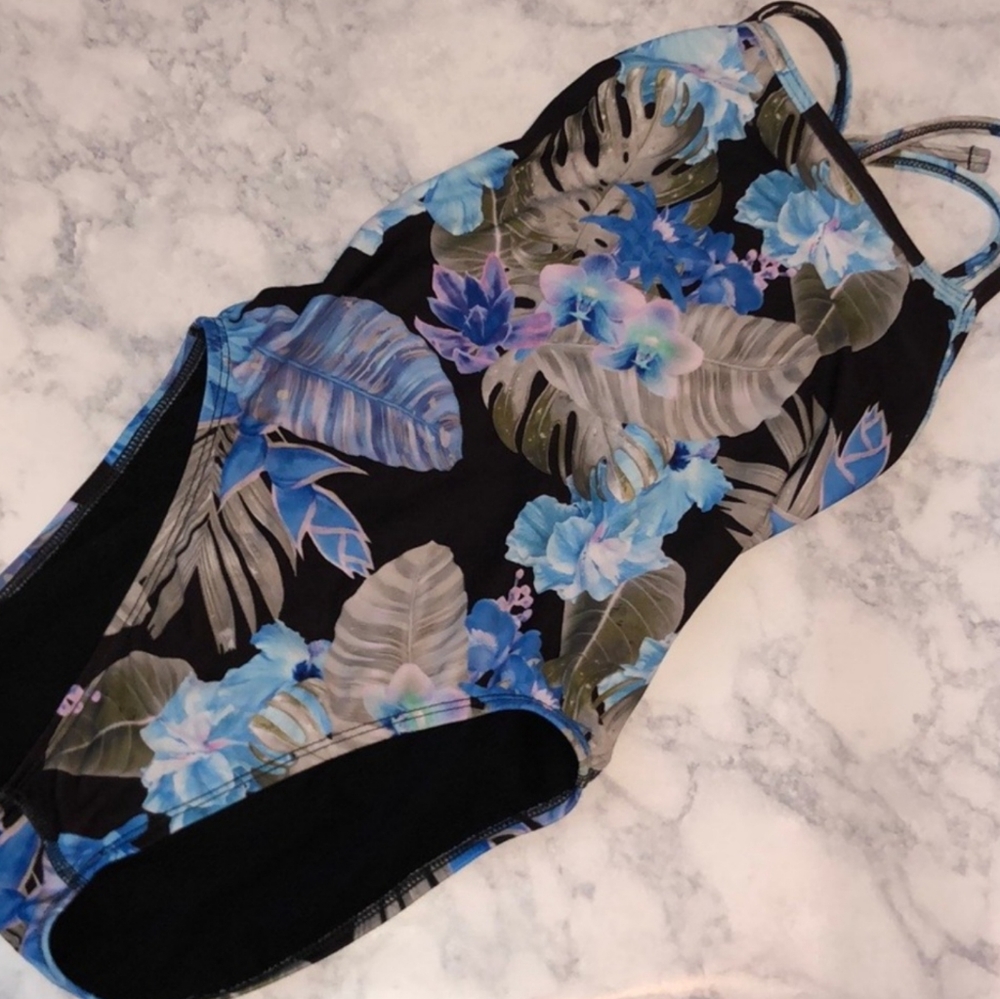(TRADE)limited print jolyn onesie 26